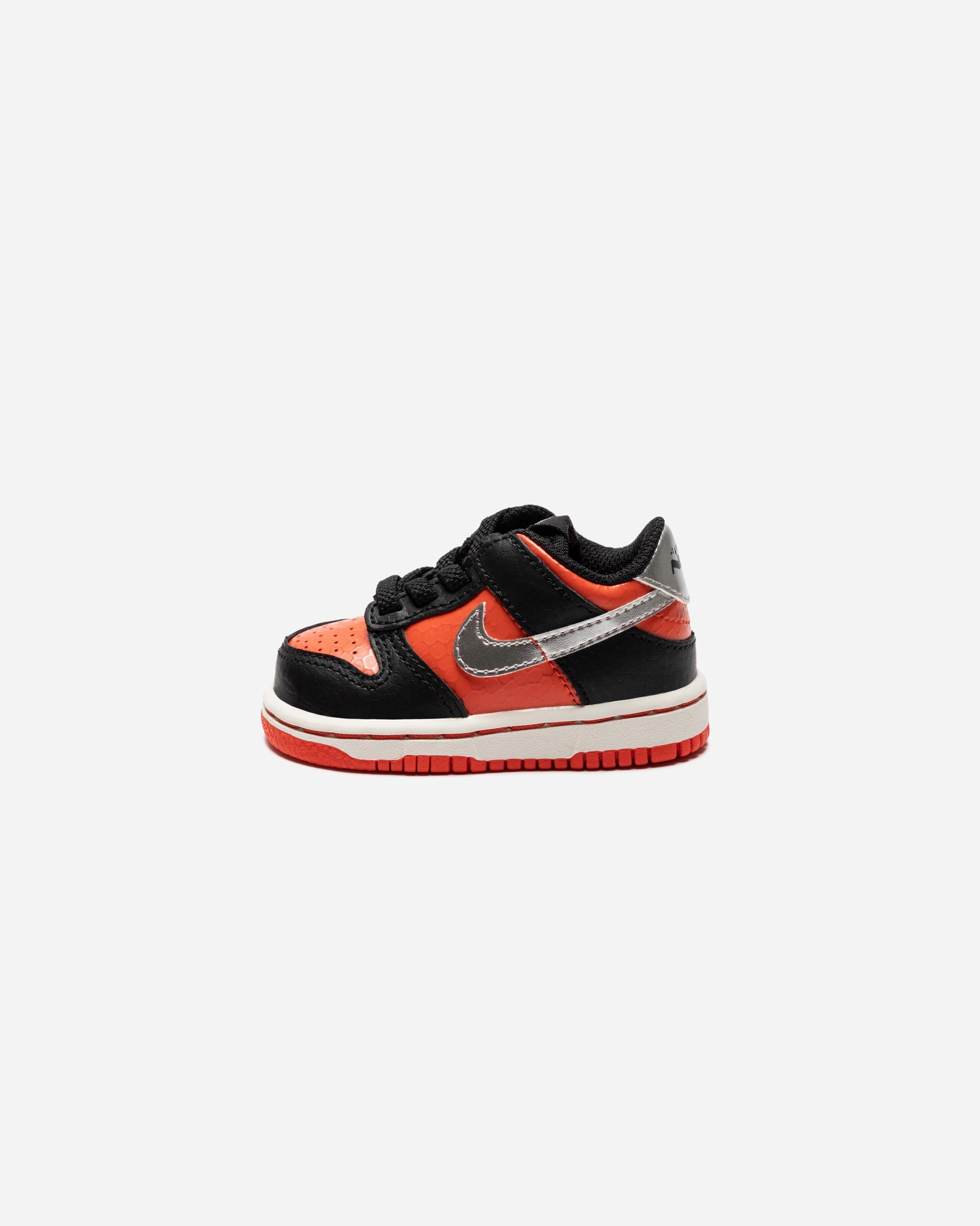 NIKE TD DUNK LOW - BLACK/ METALLICSILVER/ PICANTERED